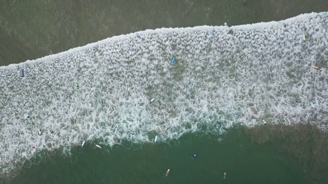 海洋中的冲浪学校视频素材