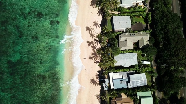 鸟瞰图:海滩部分，清澈的海洋，海滩，建筑物和道路视频素材