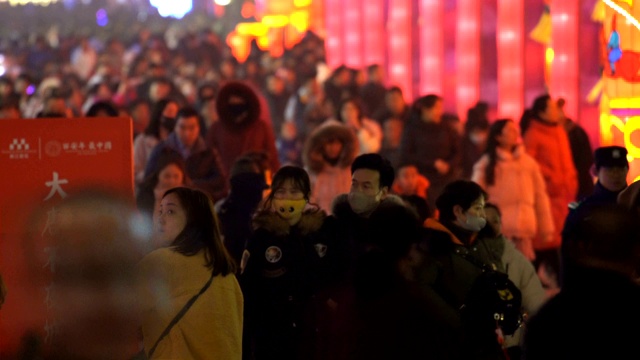 人群在景区庆祝春节/陕西西安，中国视频素材