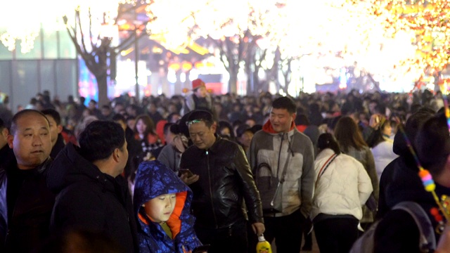 人群在景区庆祝春节/陕西西安，中国视频素材