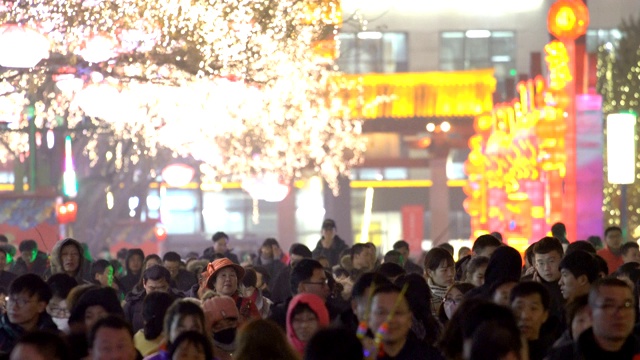 人群在景区庆祝春节/陕西西安，中国视频素材