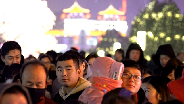 人群在景区庆祝春节/陕西西安，中国视频素材