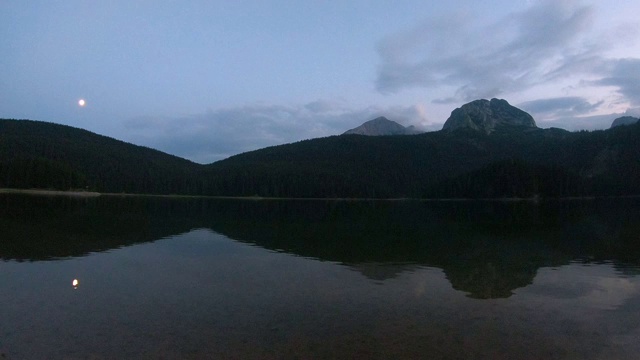 黑山黑湖的月亮升起视频素材