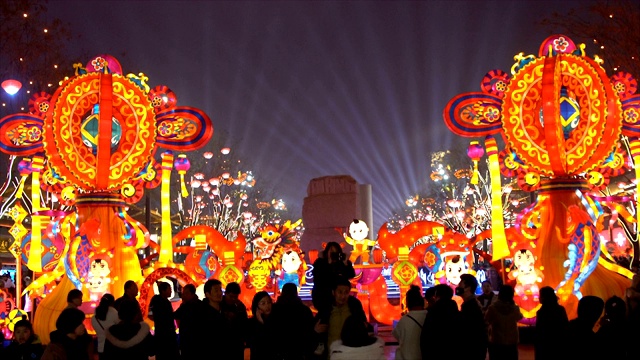 人群在景区庆祝春节/陕西西安，中国视频素材