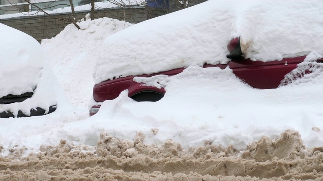 车在雪下。大量的雪几乎完全落在车里睡着了视频素材