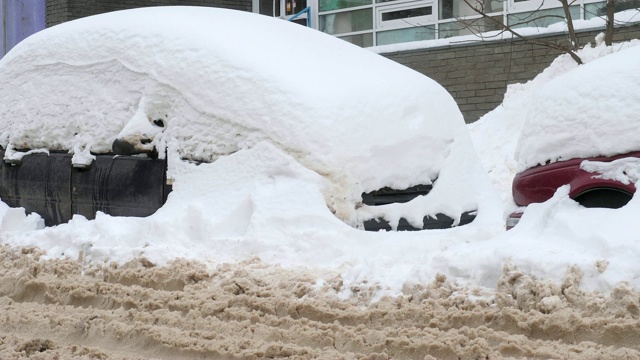 车在雪下。大量的雪几乎完全落在车里睡着了视频素材