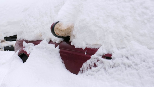 车在雪下。大量的雪几乎完全落在车里睡着了视频素材