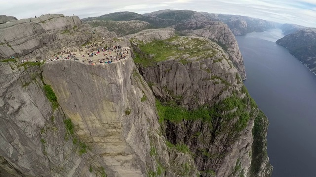 挪威布道石徒步旅行，令人惊叹的无人机镜头。视频素材