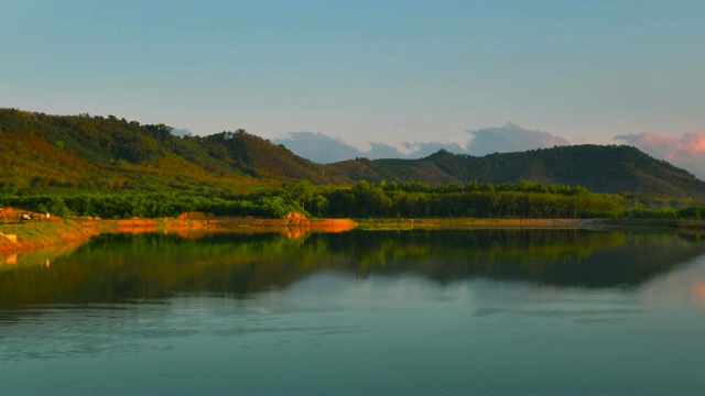 平静河流上的晨雾视频素材