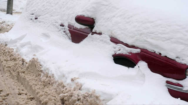 车在雪下。大量的雪几乎完全落在车里睡着了视频素材