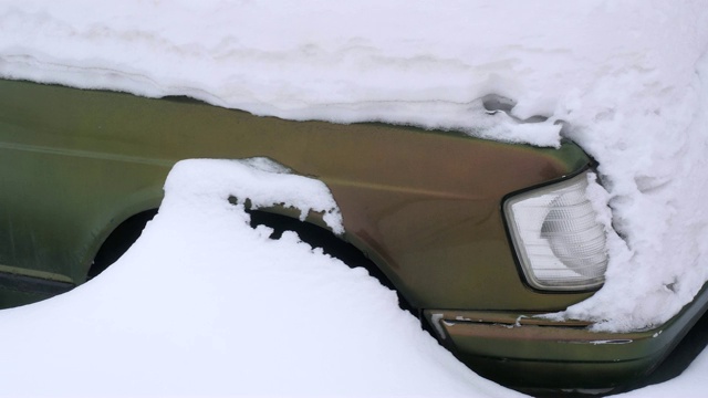 车在雪下。大量的雪几乎完全落在车里睡着了视频素材