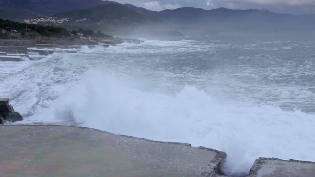 巨浪拍打着岩石海岸，动作缓慢视频素材