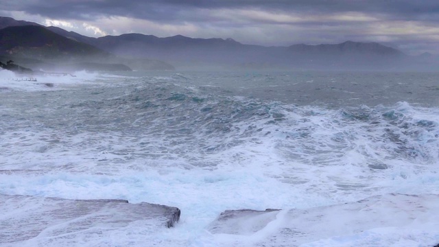 巨浪拍打着岩石海岸，动作缓慢视频素材