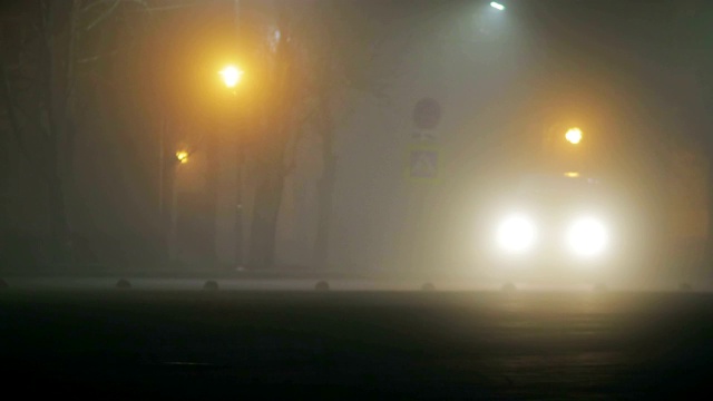 傍晚城市处于浓雾中，天气条件恶劣视频素材