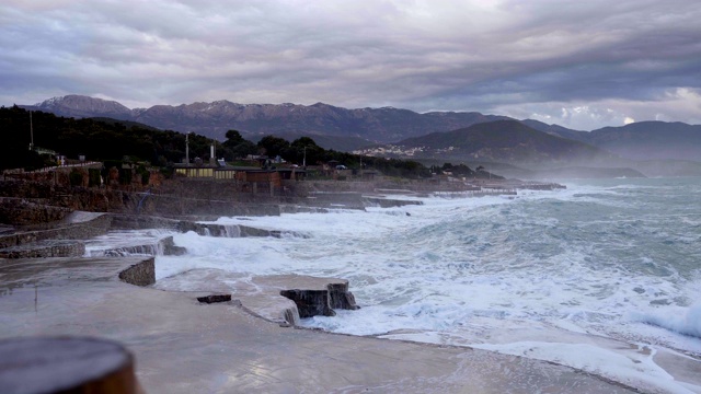 巨浪冲击着布满岩石的海岸视频素材