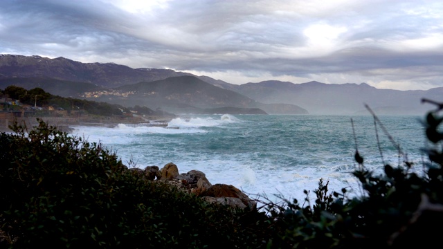 巨浪冲击着布满岩石的海岸视频素材