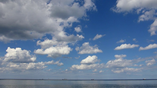 平静的海面景观在晴朗的日子船舶和白云视频素材