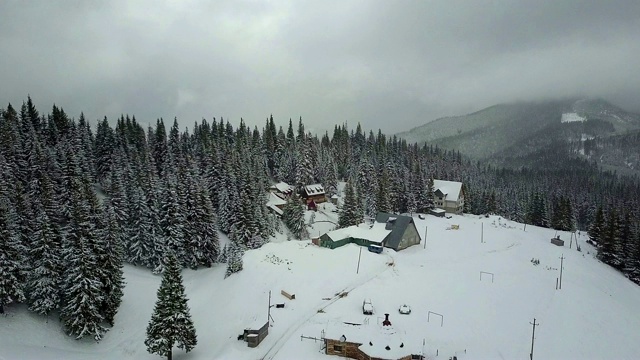 鸟瞰图的村庄在山区在冬天视频素材