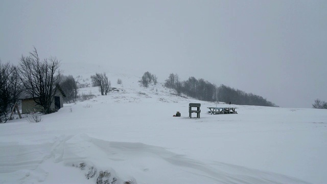 冬天山里有暴风雪视频素材