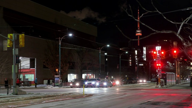 加拿大多伦多，从Spadina大道看CN大厦，金色和红色相间视频素材