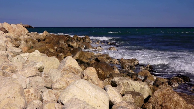 海浪拍打着石岸视频素材