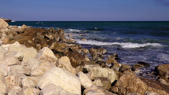 海浪拍打着石岸视频素材