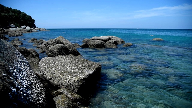 安达曼海的岩石海岸。视频素材