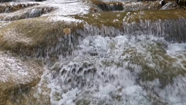 泰国国家公园的热带雨林瀑布。视频素材