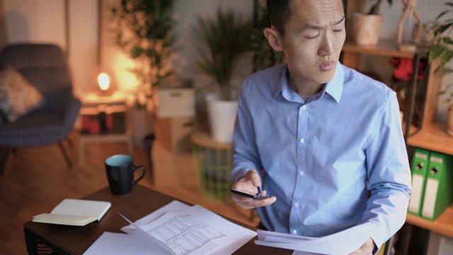 年轻的日本男子在网上支付账单视频素材