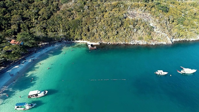 Forno海滩，Arraial do cape，巴西里约热内卢。伟大的海滩场景。视频素材