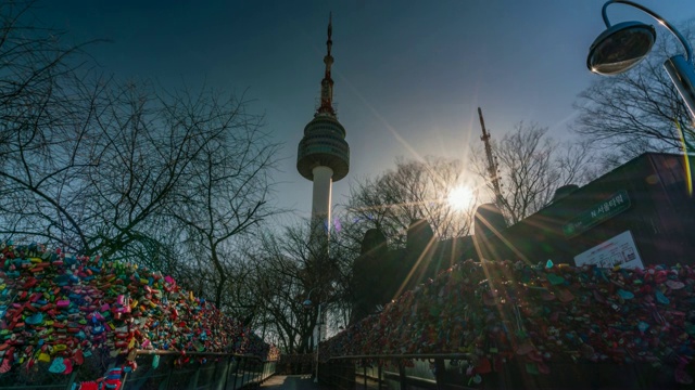 时光流逝的爱情钥匙仪式墙与幸福在北汉城塔视频素材