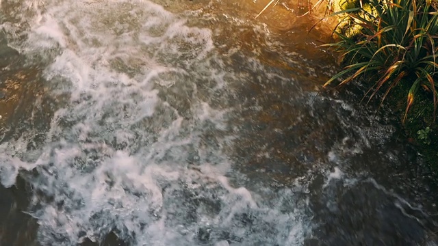 白山溪水下落视频素材