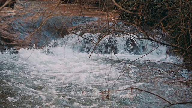 白山溪水下落视频素材