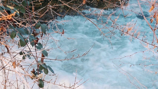 白山溪水下落视频素材