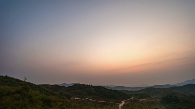 美丽的变换遮阳日出天空的山脉，时间流逝视频视频素材