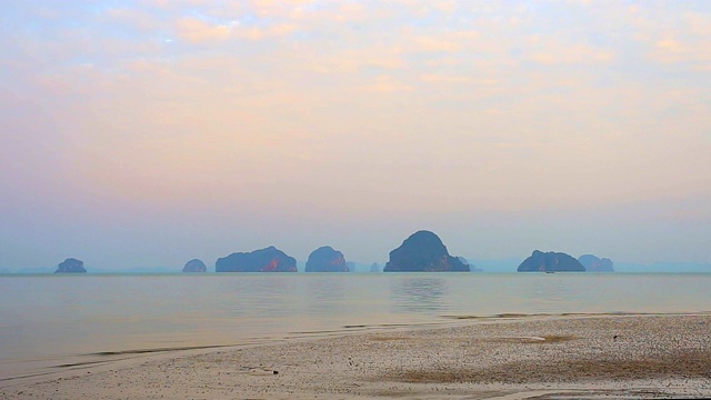 泰国甲米的热带海滩上美丽的日落。自然背景视频素材