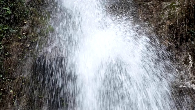 瀑布在山上慢镜头，高速。超级慢动作视频素材