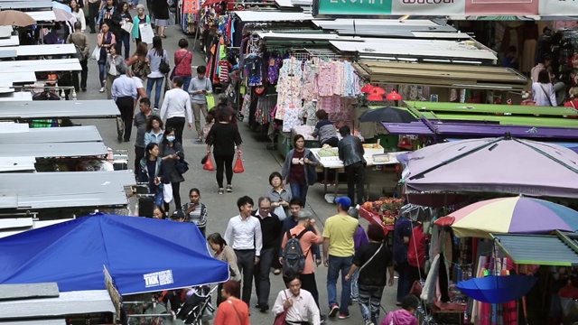 人群街漫步在孟角市场道在香港城市视频素材