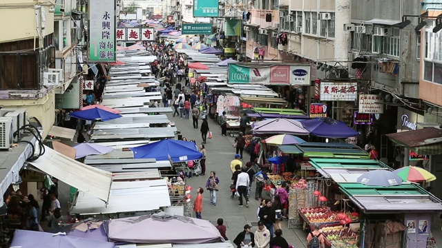 人群街漫步在孟角市场道在香港城市视频素材