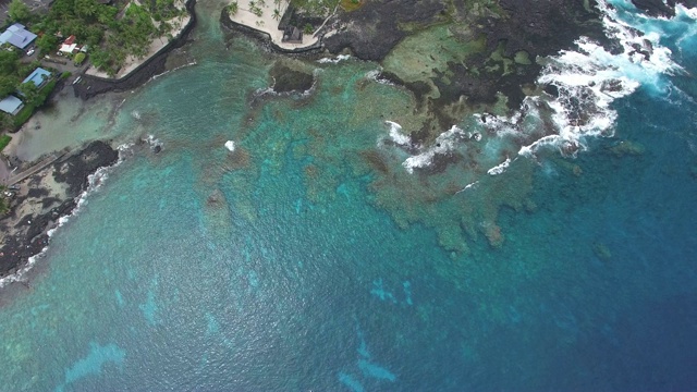 天线:水冲击岩岸视频素材