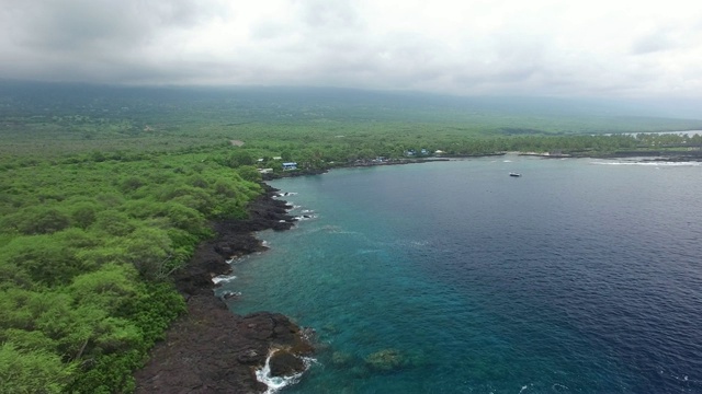 航拍:夏威夷海洋与森林和岩石覆盖海岸与山谷视频素材