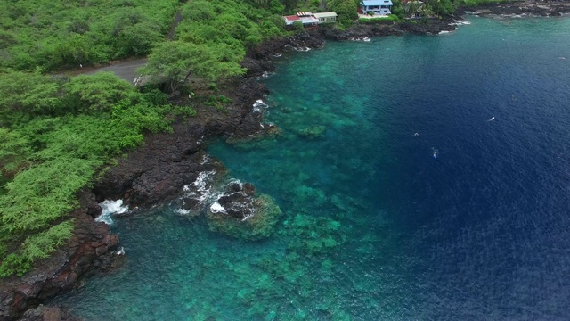 空中/右盘:亮蓝色的海洋和岩石海岸视频素材