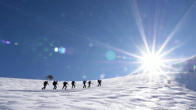 一群登山者正在山顶上行走视频素材