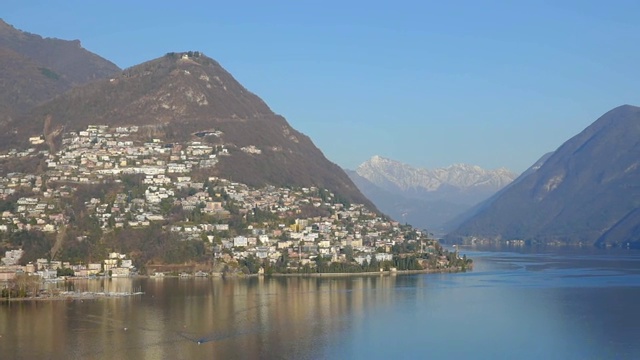 全景的布雷山和高山卢加诺湖与山和月亮视频素材