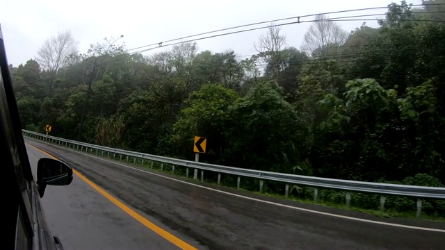 在山上开车时，在下雨时，在路边看风景。公路旅行度假视频素材