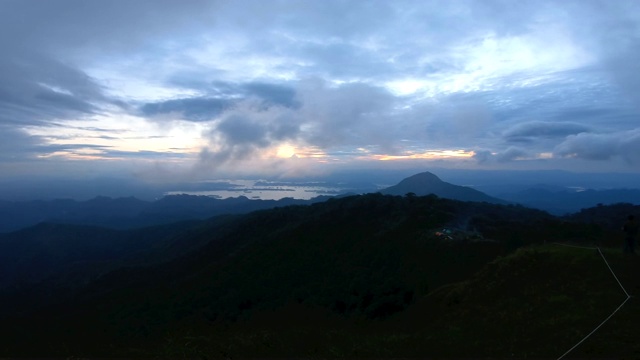 日落时分，风吹雾吹山的风景视频素材