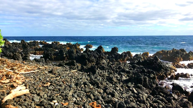 夏威夷毛伊岛的海岸和黑色沙滩，在通往哈纳岛的路上视频下载