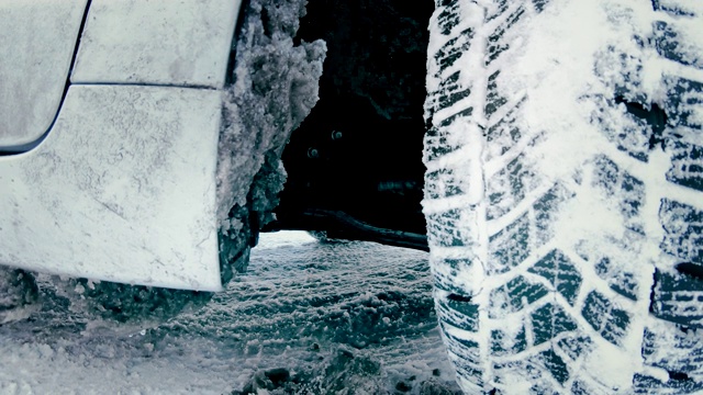 清洁汽车驾驶冬季轮胎从冰和雪视频素材