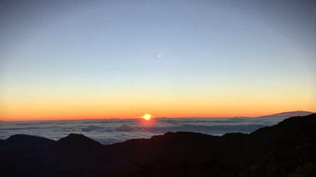 夏威夷毛伊岛哈雷阿卡拉火山口的日出尖端视频下载