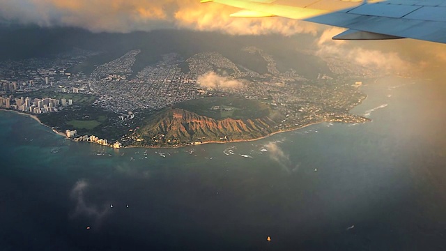 从夏威夷瓦胡岛起飞，欣赏檀香山和钻石头火山口的景色视频素材